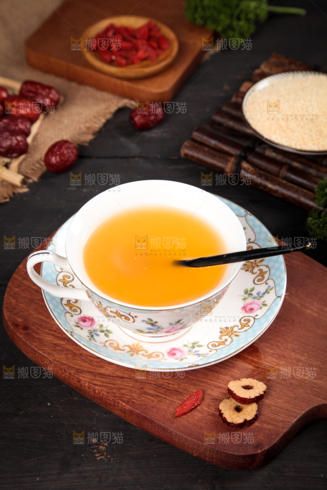 深底上放着一杯葛根粉