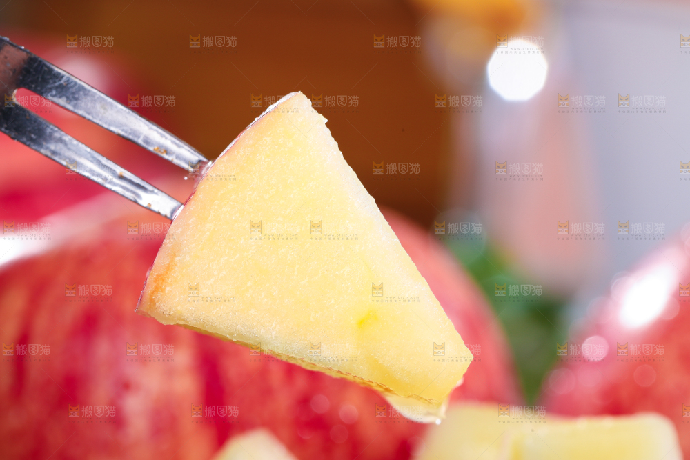 叉子上叉着苹果果肉