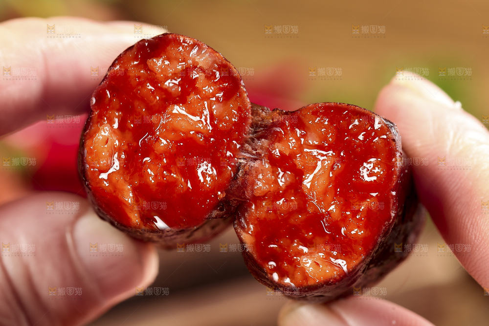 手里拿着熏肉肠