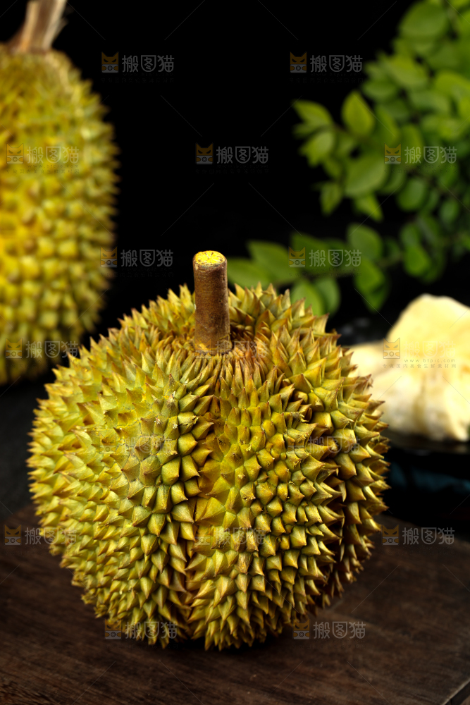 盘子里装着泰国甲仑榴莲