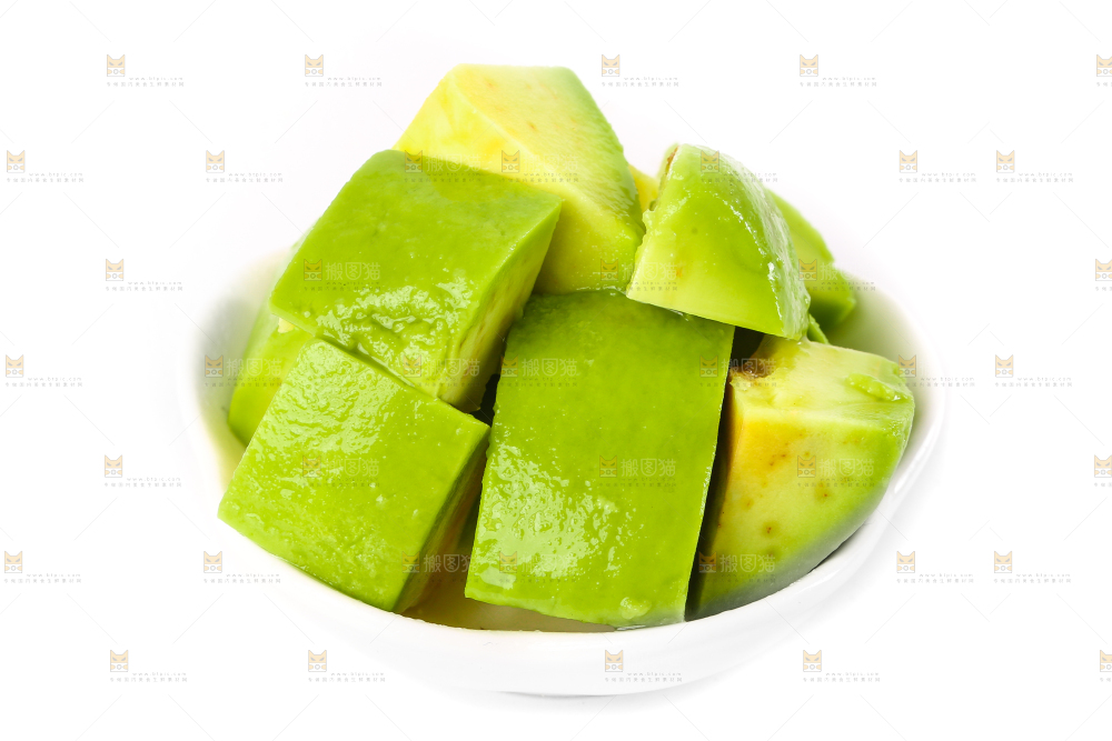 白底上放着一碗削皮的牛油果