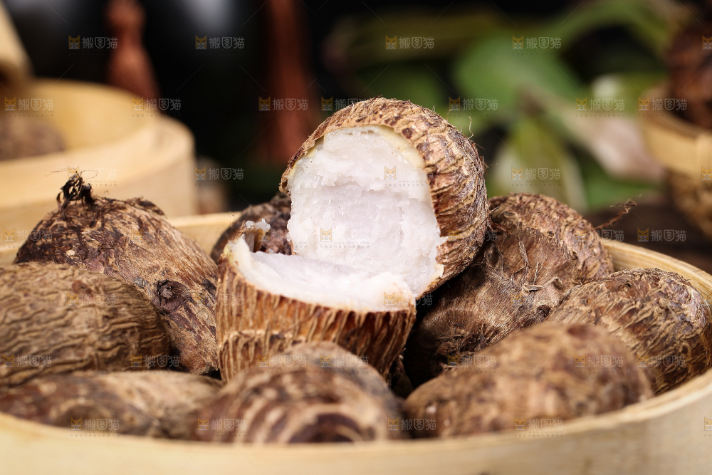 蒸笼里放着云南牛奶小芋头