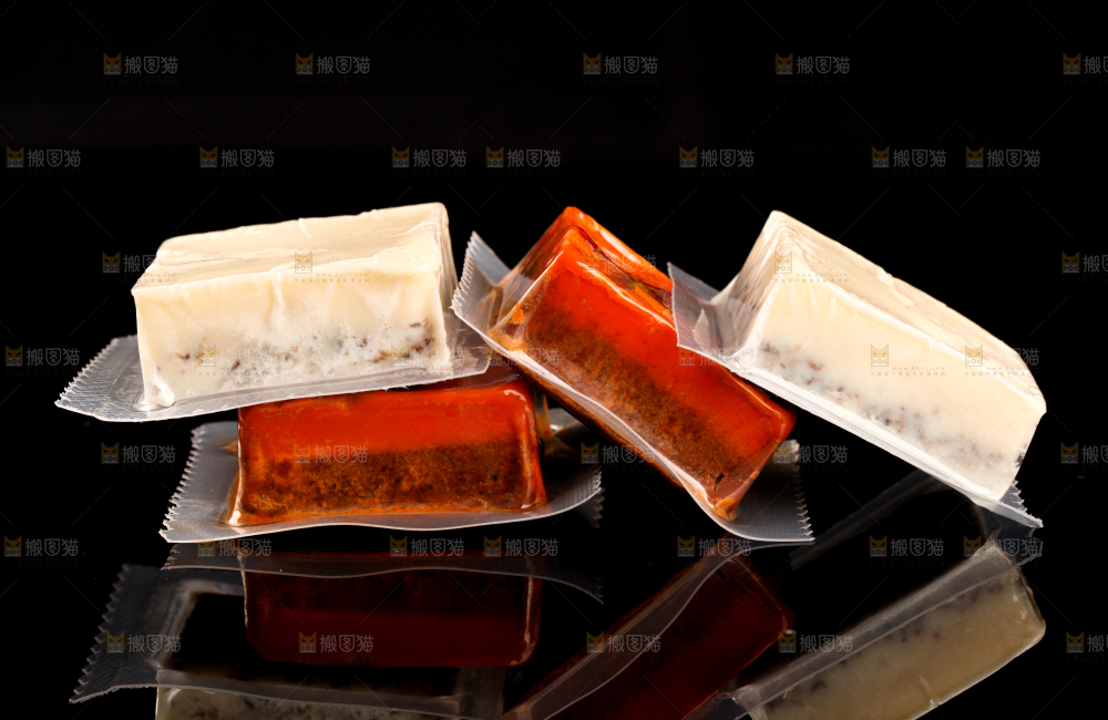 黑底上放着鸳鸯火锅底料