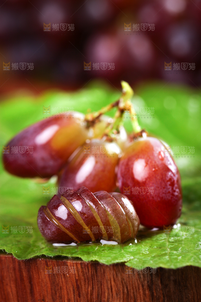 叶子上放着茉莉香葡萄