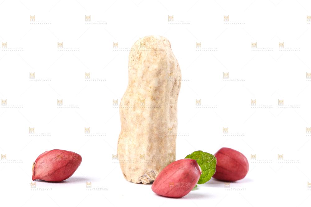 白底上放着红皮花生