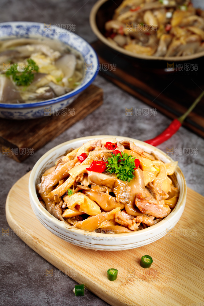 木板上放着一碗平菇炒肉