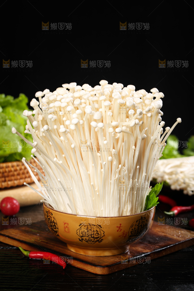 深底上放着一碗金针菇