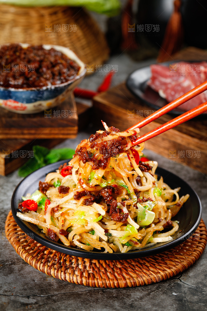 筷子夹着凉拌土豆丝