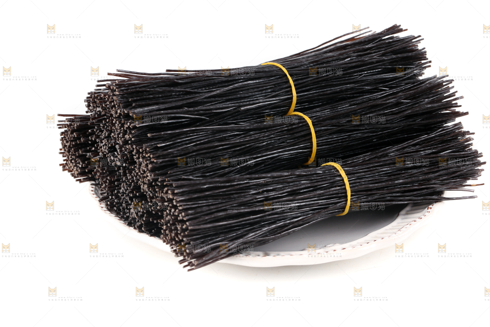 一盘干蕨根粉丝放在白底上