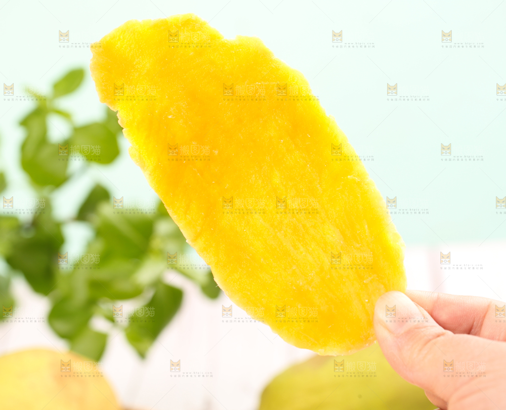 手拿芒果干
