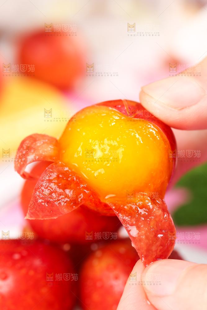 白石板上摆放着钱排三月李