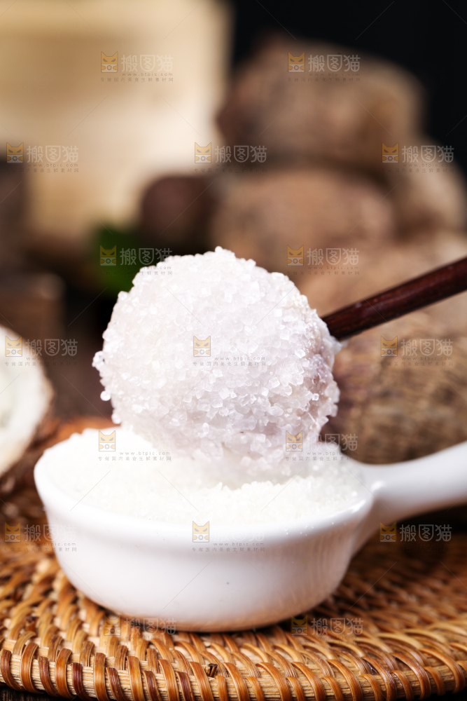 竹底上的牛奶毛芋头