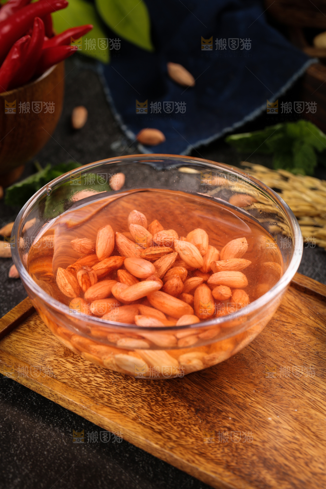 碗里装着小花生米