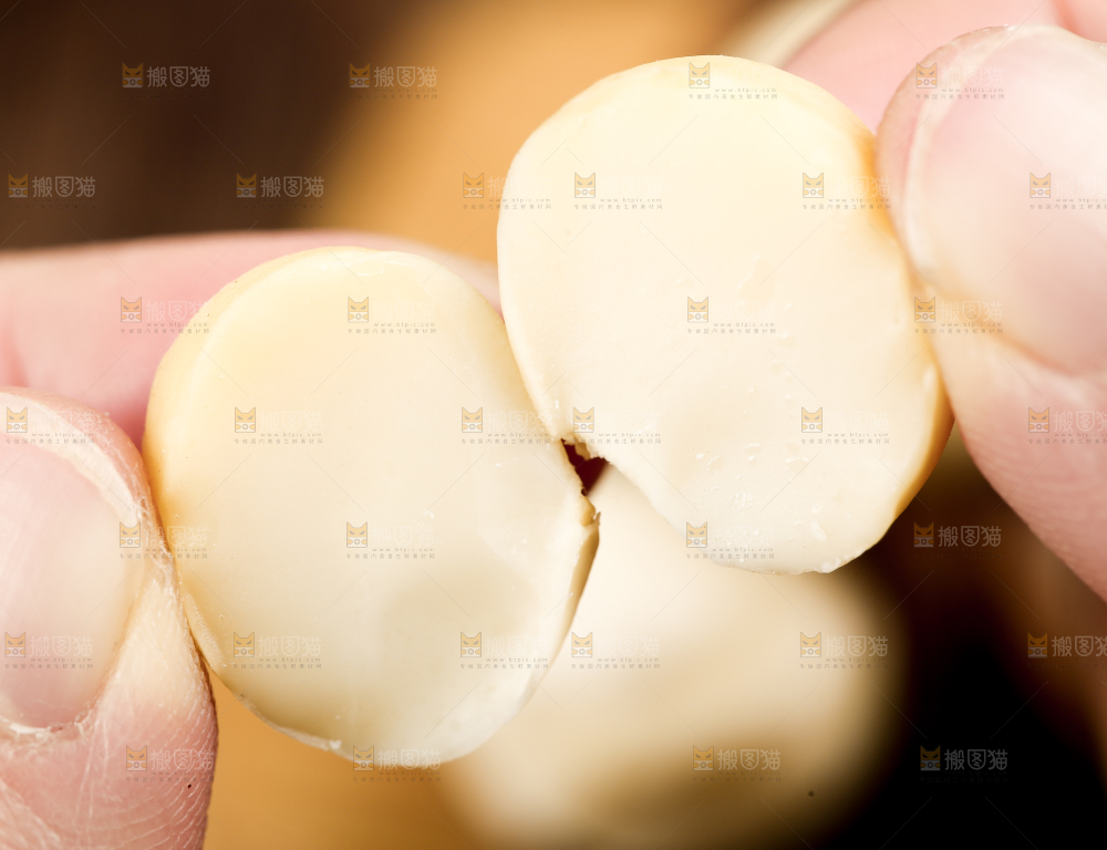 手拿夏威夷果果仁