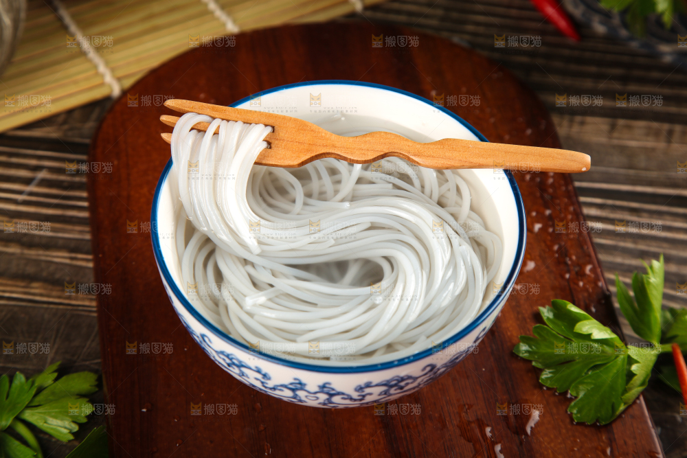 叉子叉着红薯粉