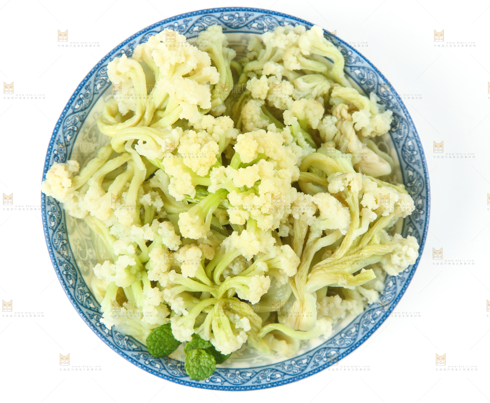 一碗花菜放在白底上