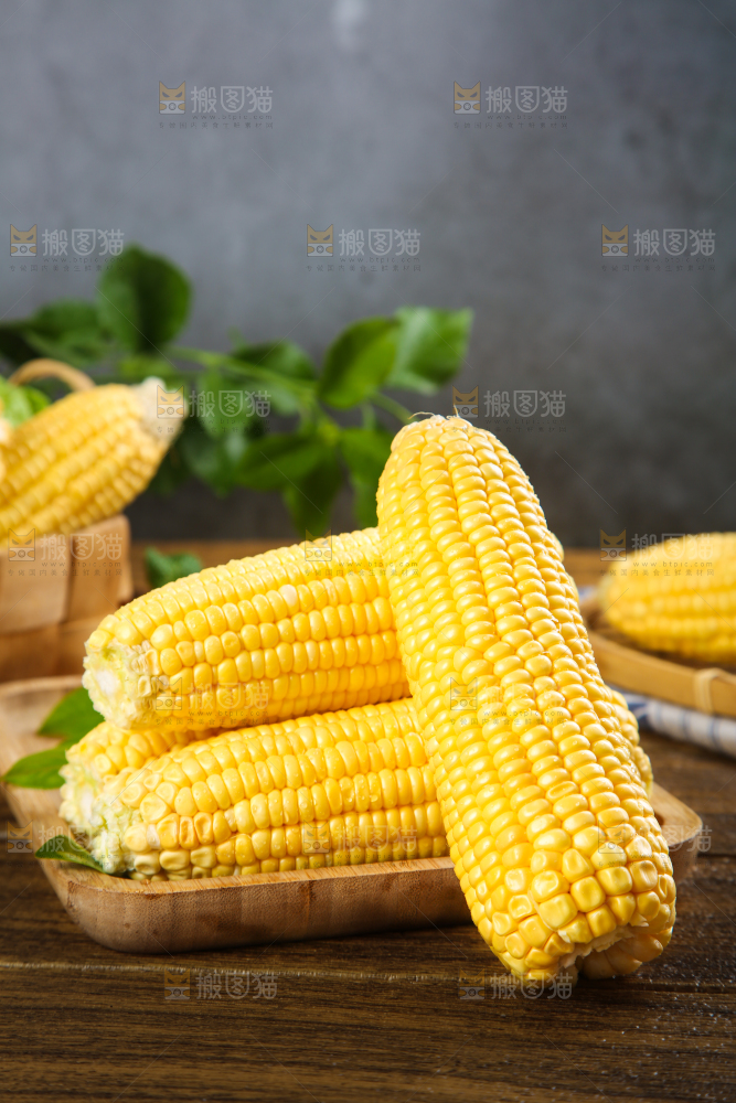 盘子里装着东北玉米