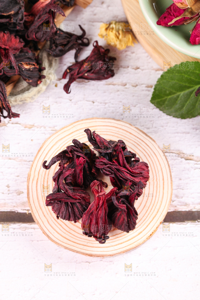 木底上放着玫瑰茄干