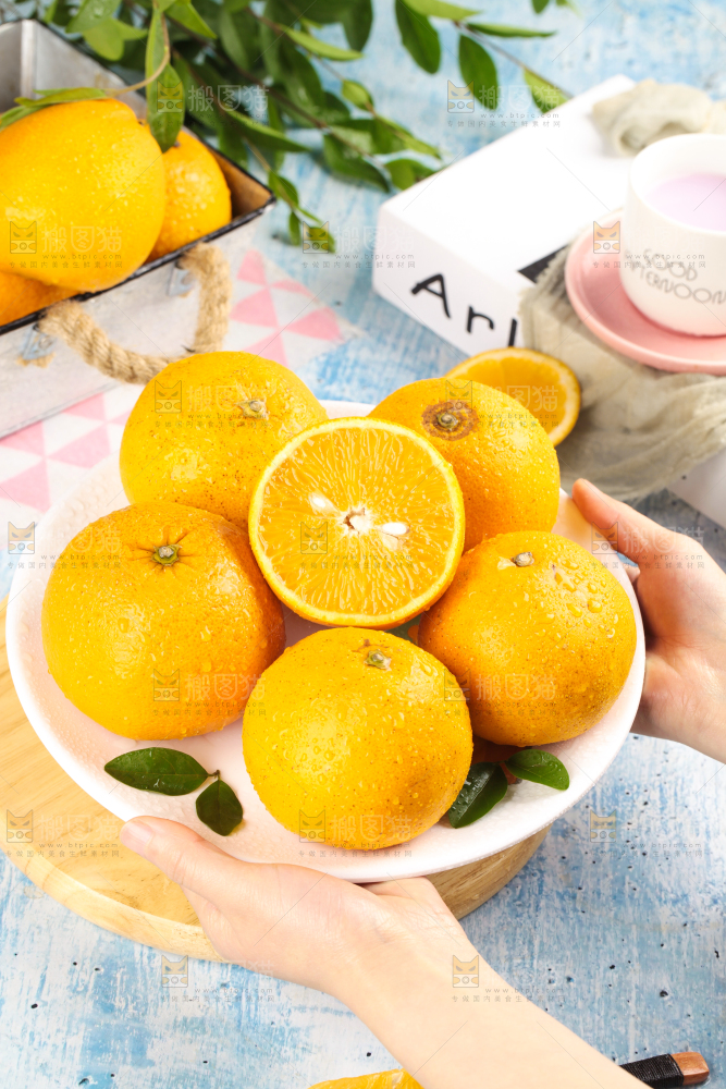 手里拿着新鲜胡柚