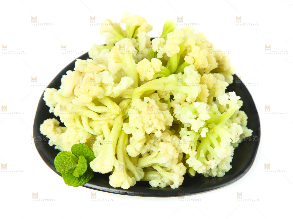 一碗花菜放在白底上