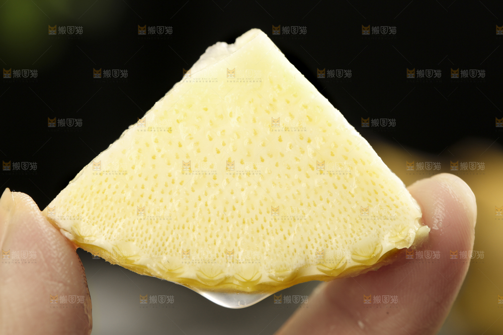 手拿切开的竹笋片