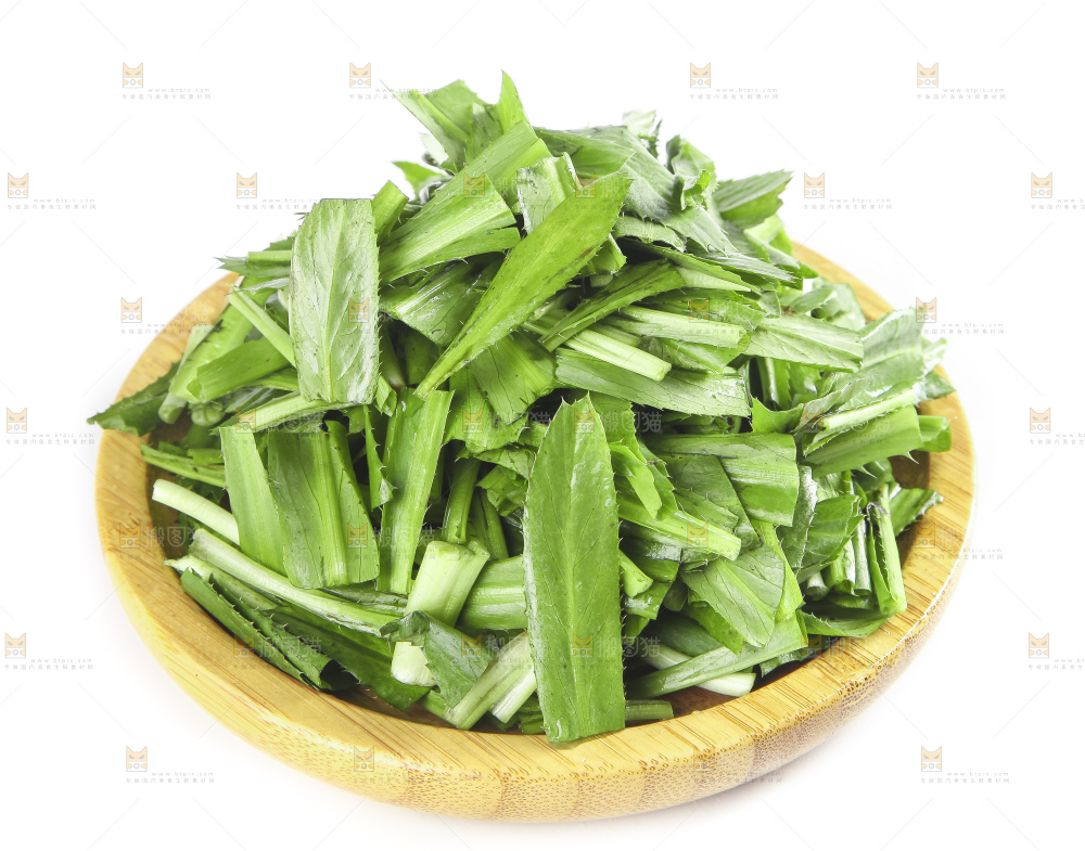 一盘切开的刺香菜放在白底上