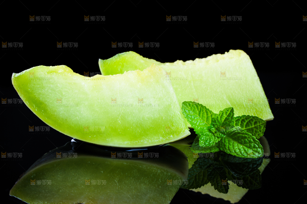 切开的新鲜玉菇甜瓜放在黑底上