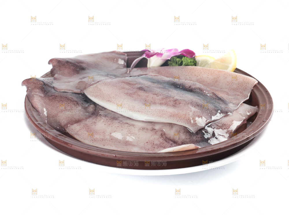 盘子里装着鱿鱼筒