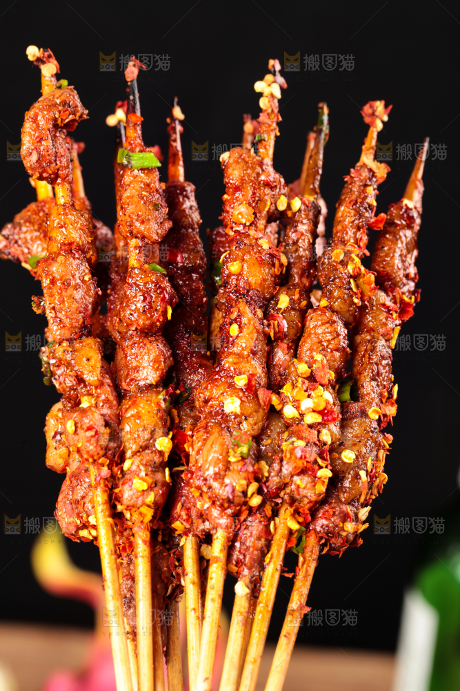深底上的羊肉烤串