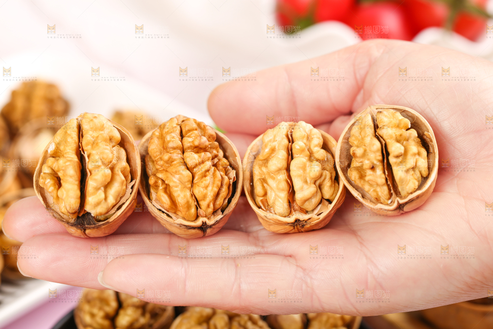 手拿剥开的新疆核桃