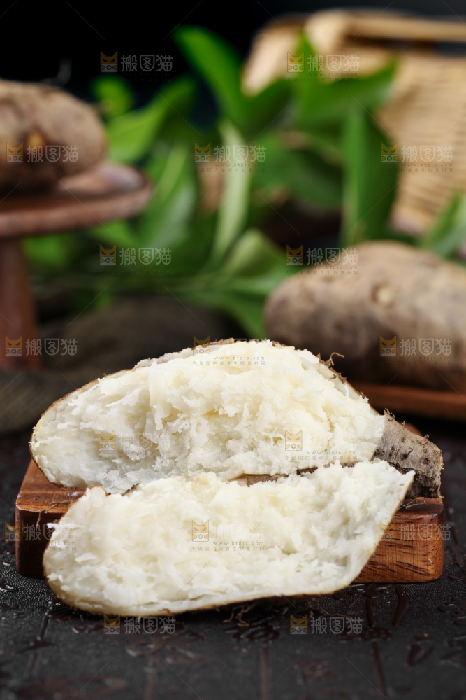 掰开的熟毛薯放在木底上