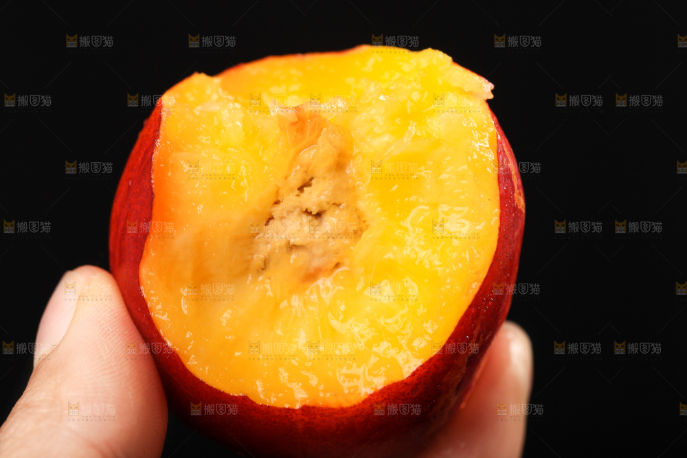 黑底上放着黄心油桃