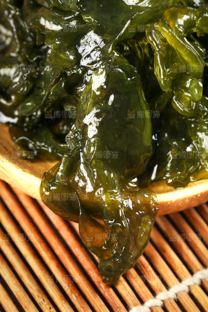 竹底上放着野生地皮菜