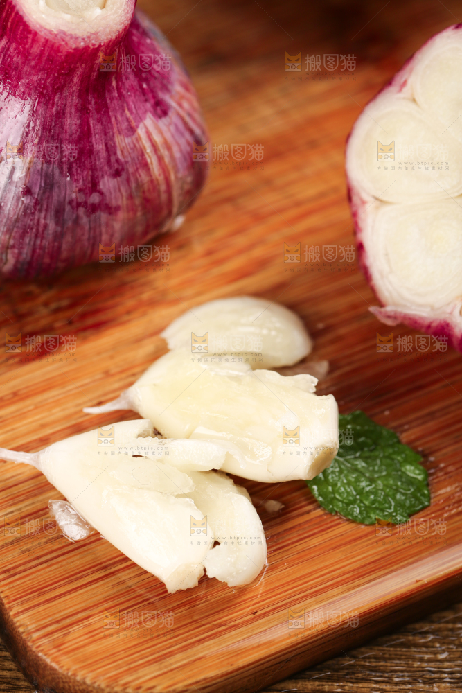 木板上上放着蒜瓣