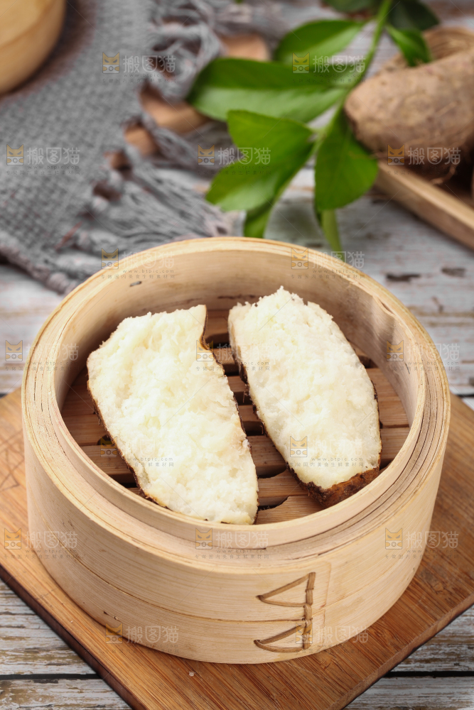 一笼蒸熟的毛薯放在木底上