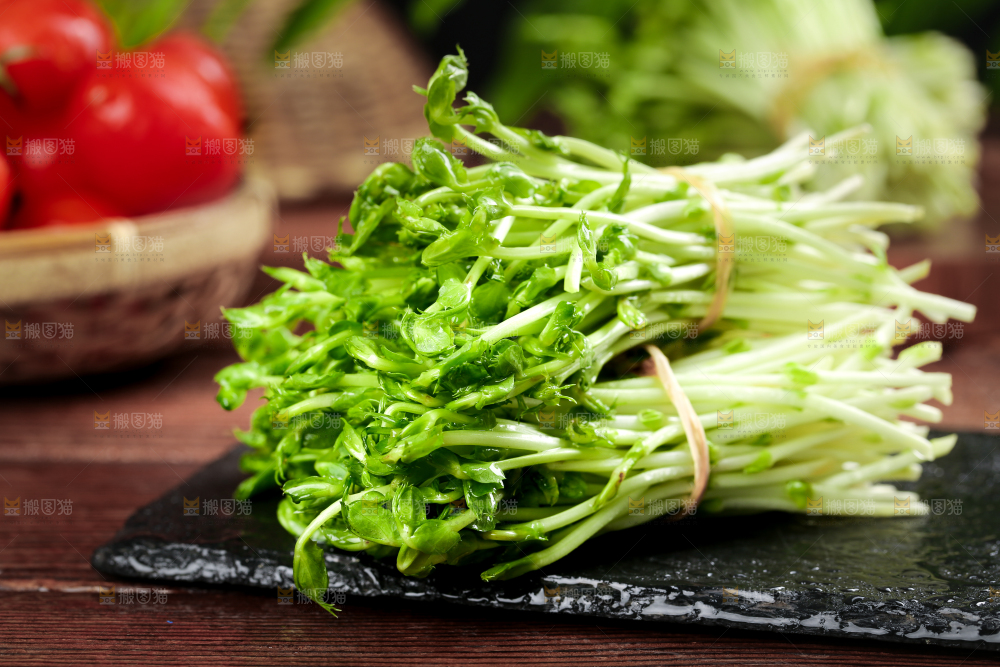 黑石板上的豌豆芽苗菜