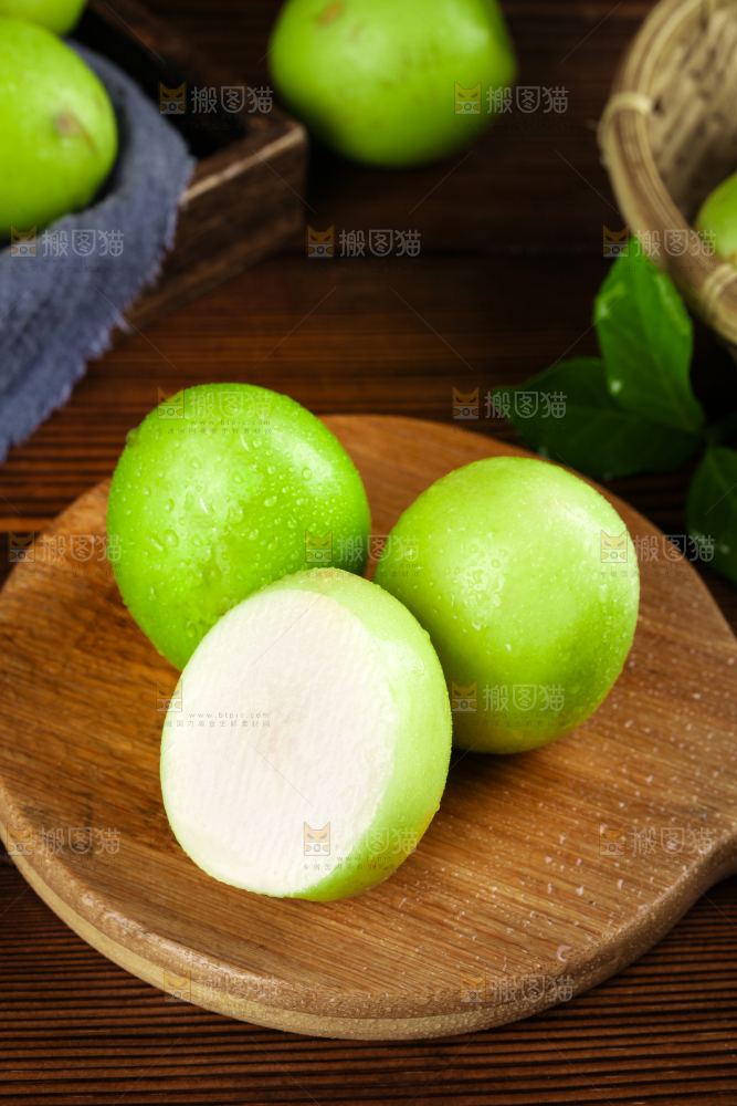 木板上放着新鲜牛奶枣