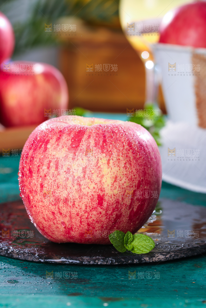 黑石板上放着陕西条纹红富士
