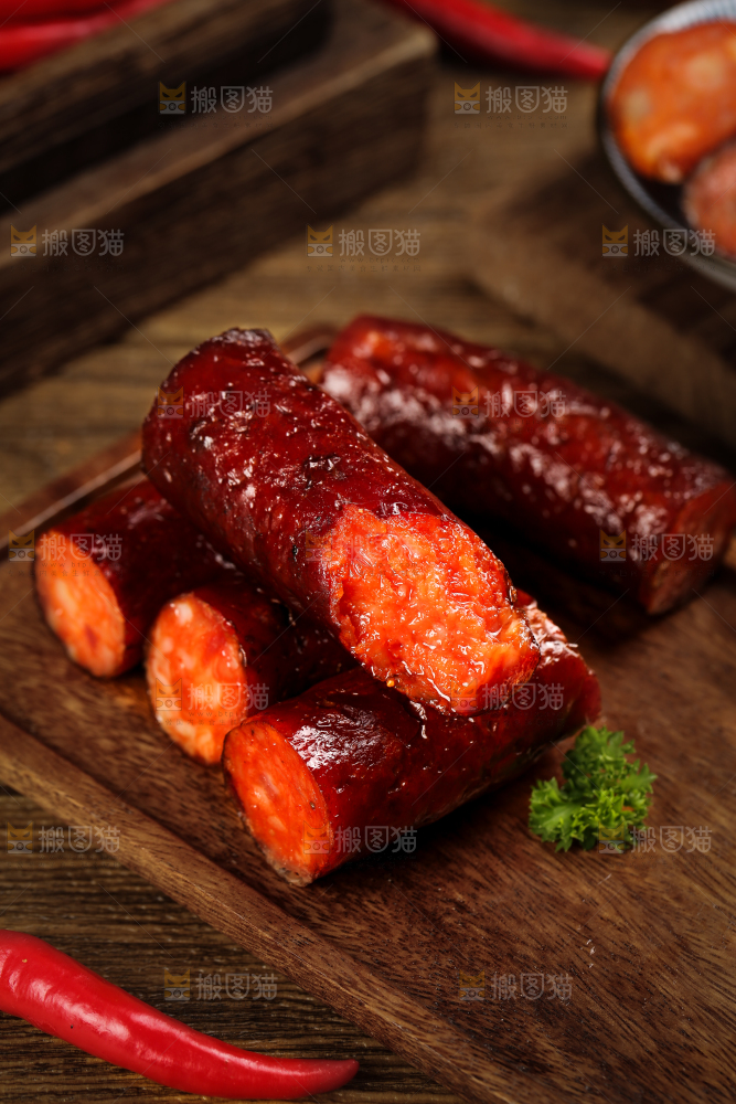 木板上摆放着烟熏香肠