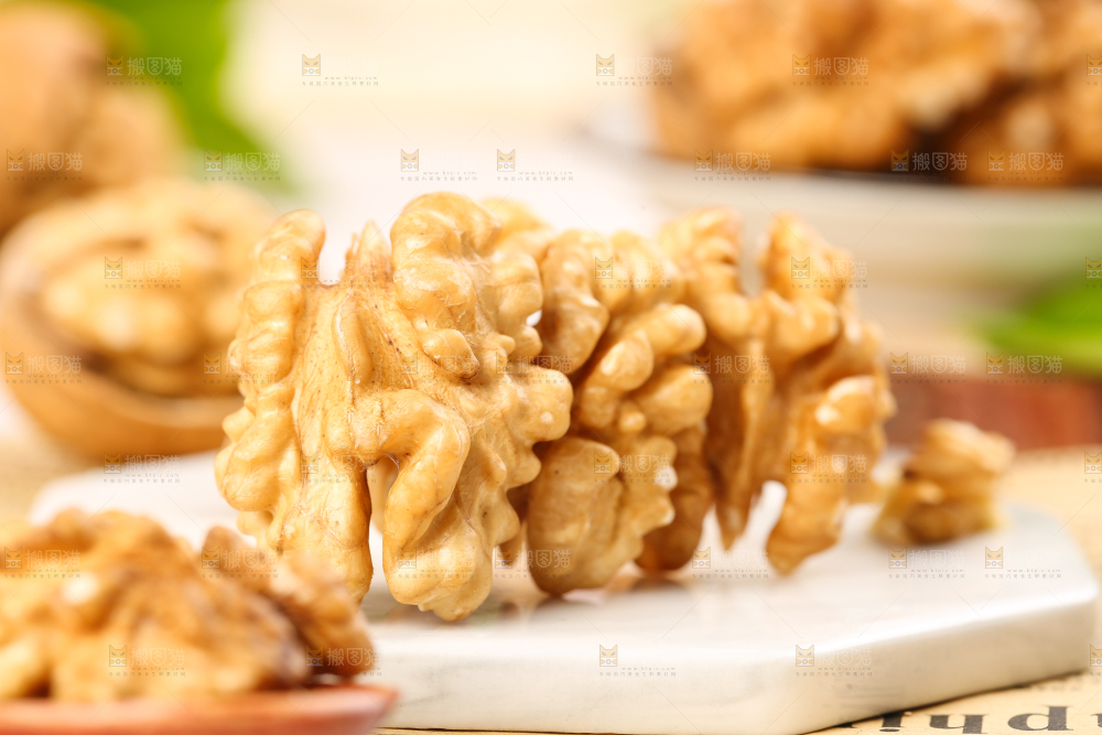 石板上的核桃仁