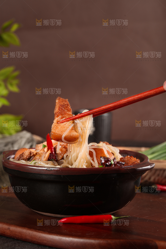 碗里装着猪肉炖粉条