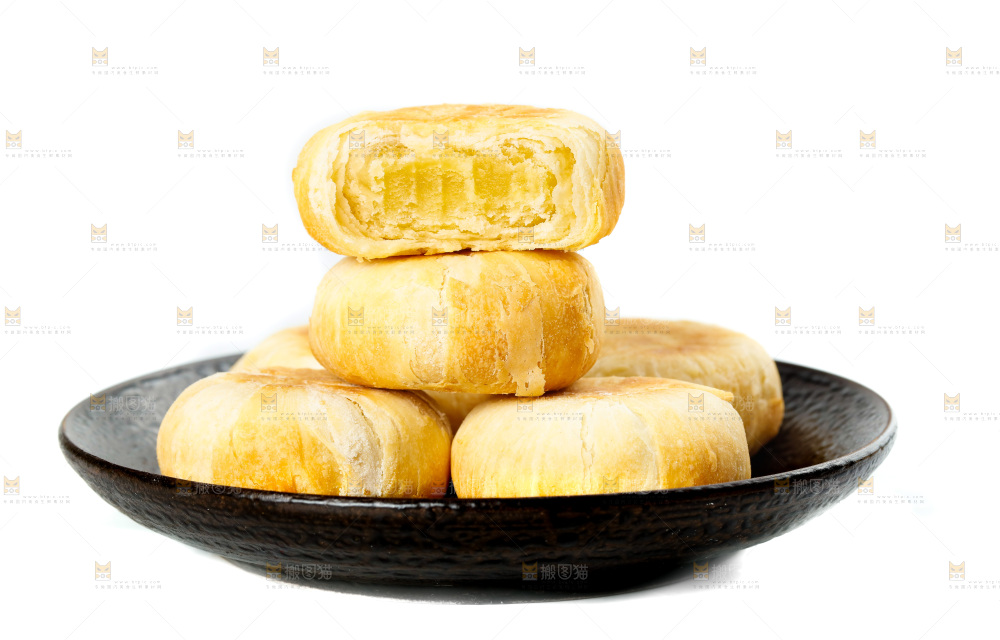 白底上放着一盘板栗酥饼