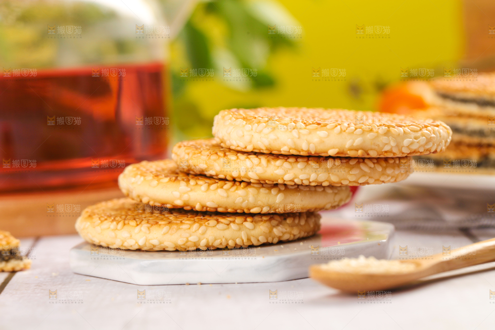 石板上放着芝麻馅饼