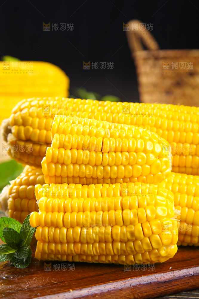 木板上的东北玉米