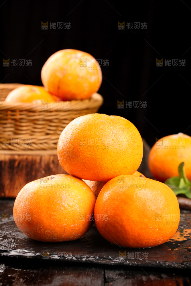 黑石板上的茂谷柑