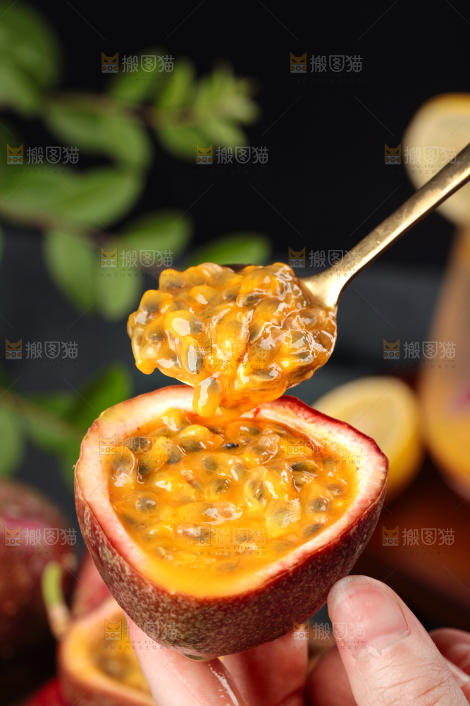 手里拿着新鲜百香果