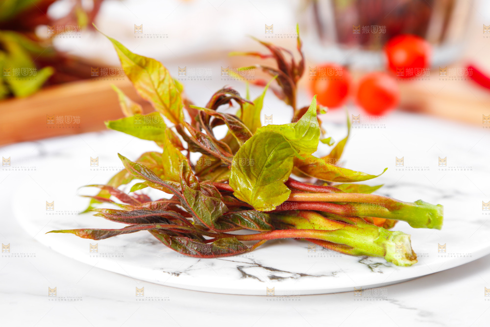 盘子里的香椿芽