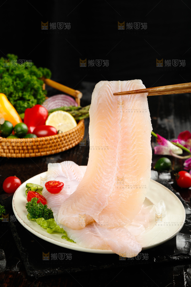 筷子夹着新鲜巴沙鱼柳