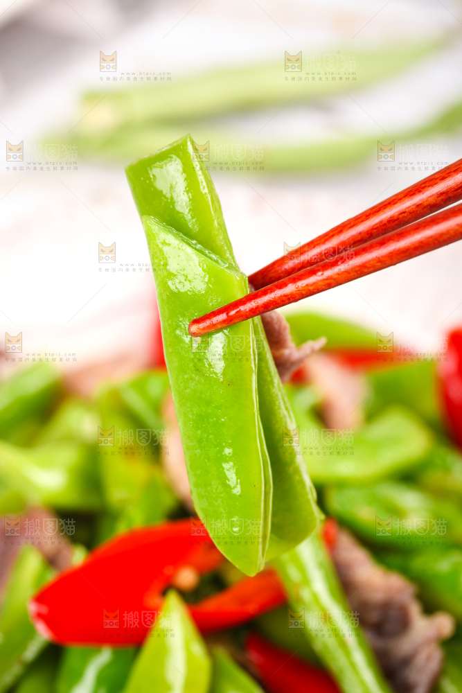 盘子里装着四季豆炒辣椒