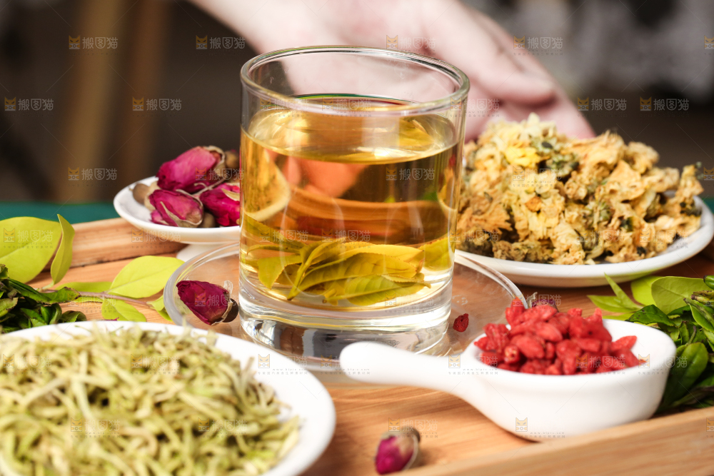 杯子里泡着绿茶